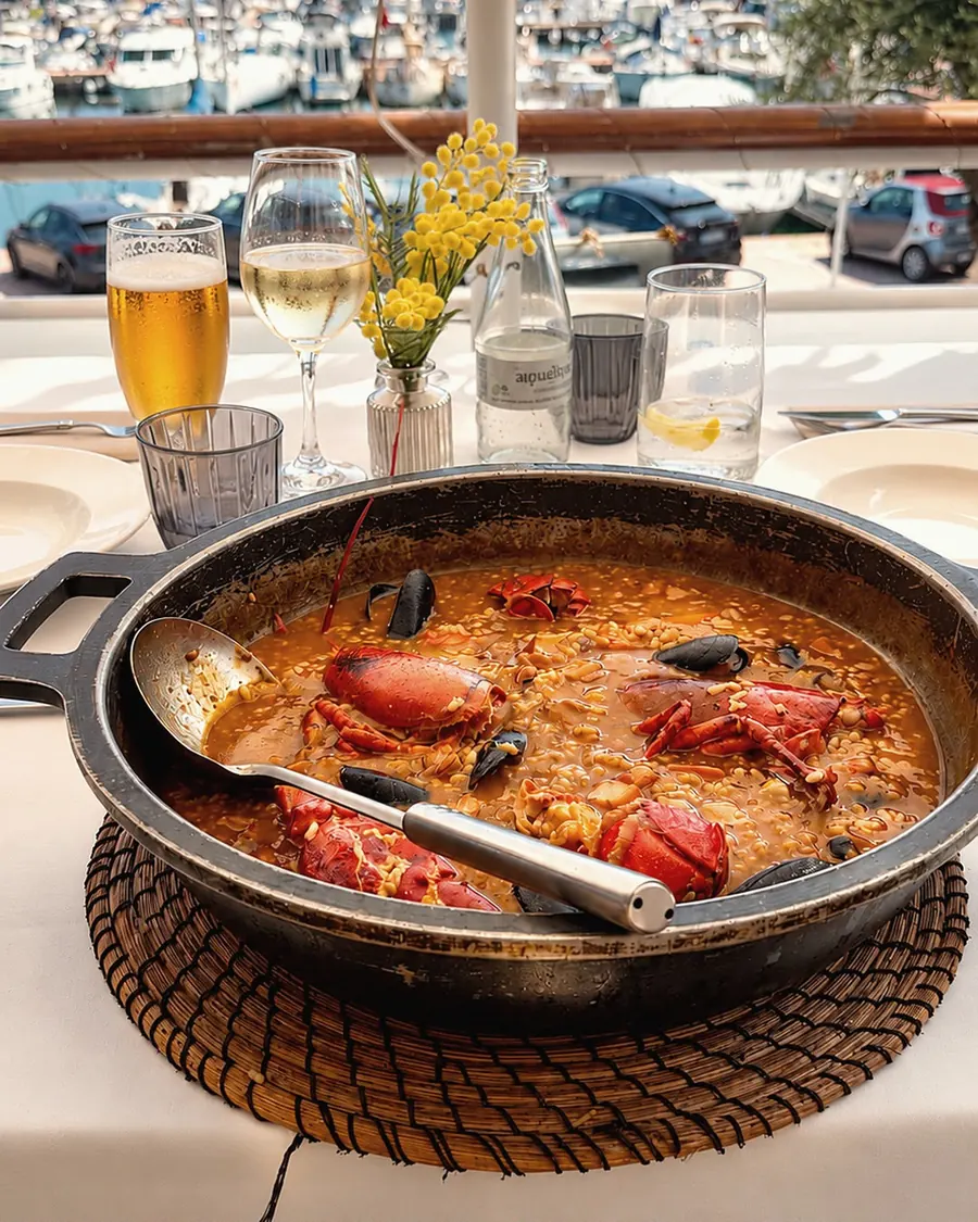 Arròs caldós de llamàntol amb musclos, amb vistes al port