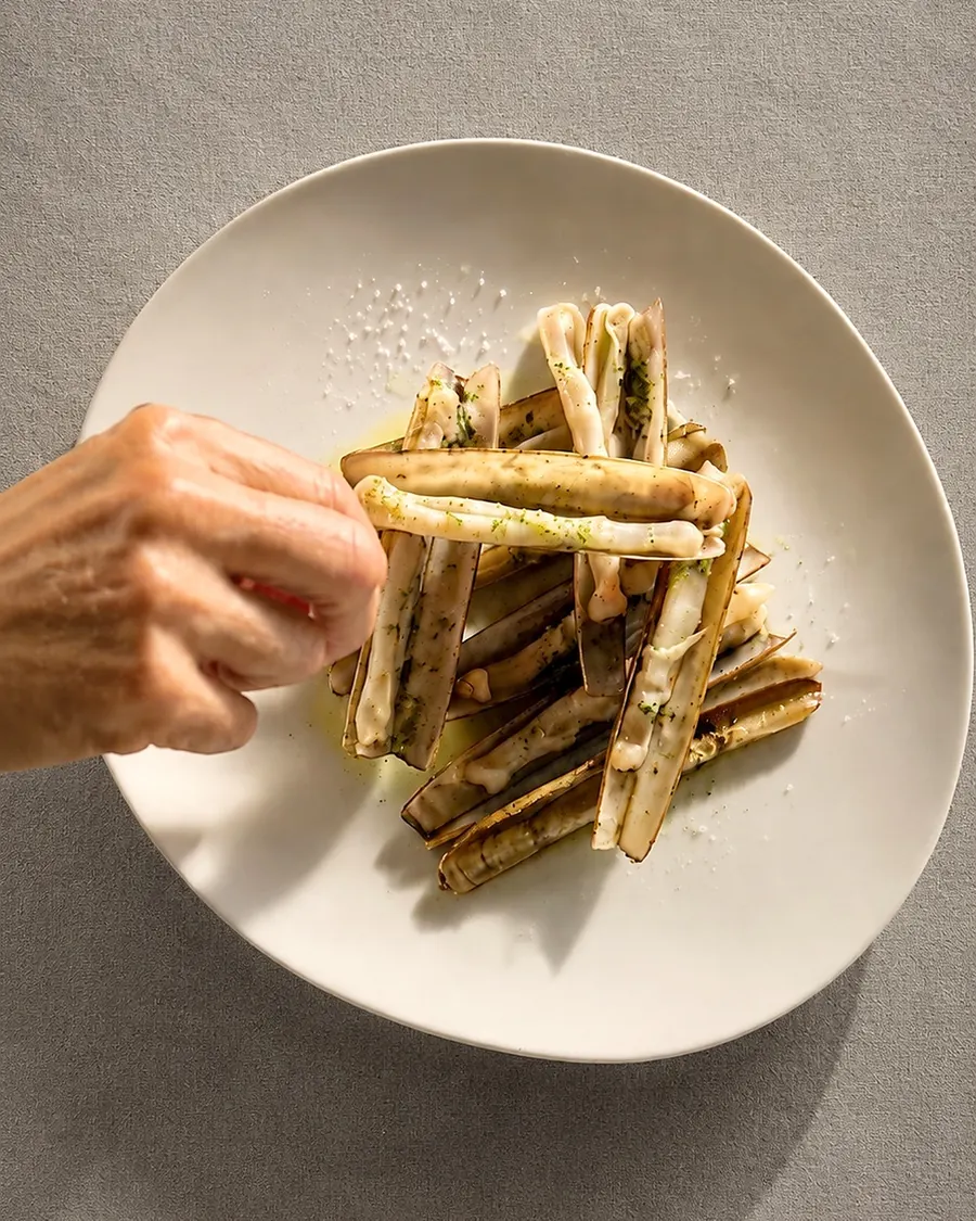 Navalles servides en un plat blanc