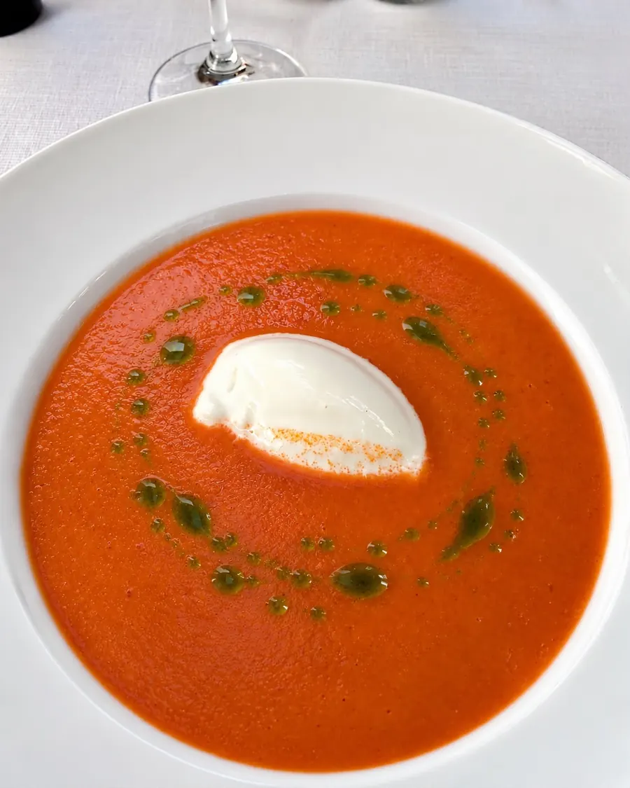Sopa de tomàquet amb mascarpone i oli d'alfàbrega