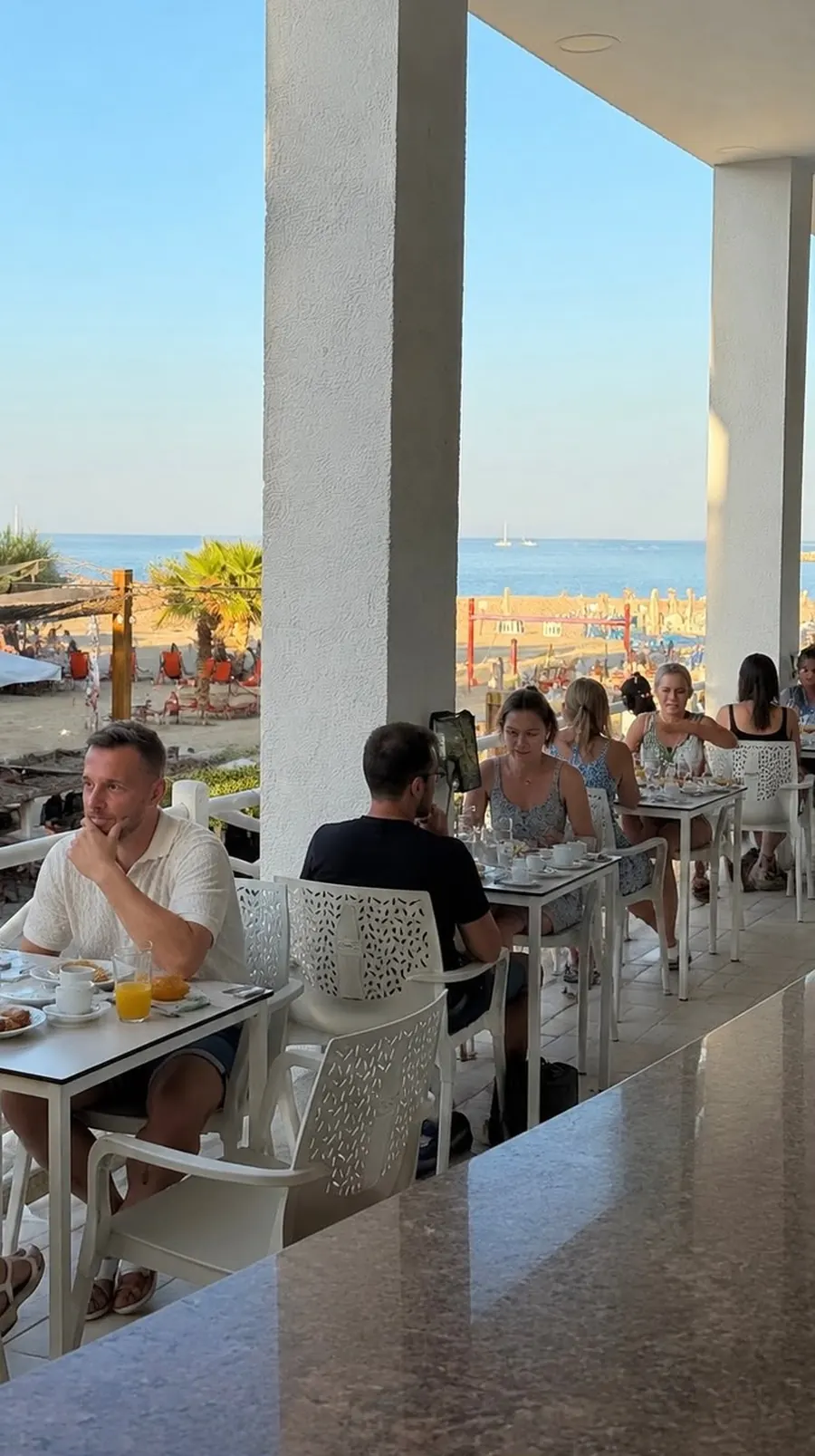 Esmorzars a la terrassa amb vistes a la platja