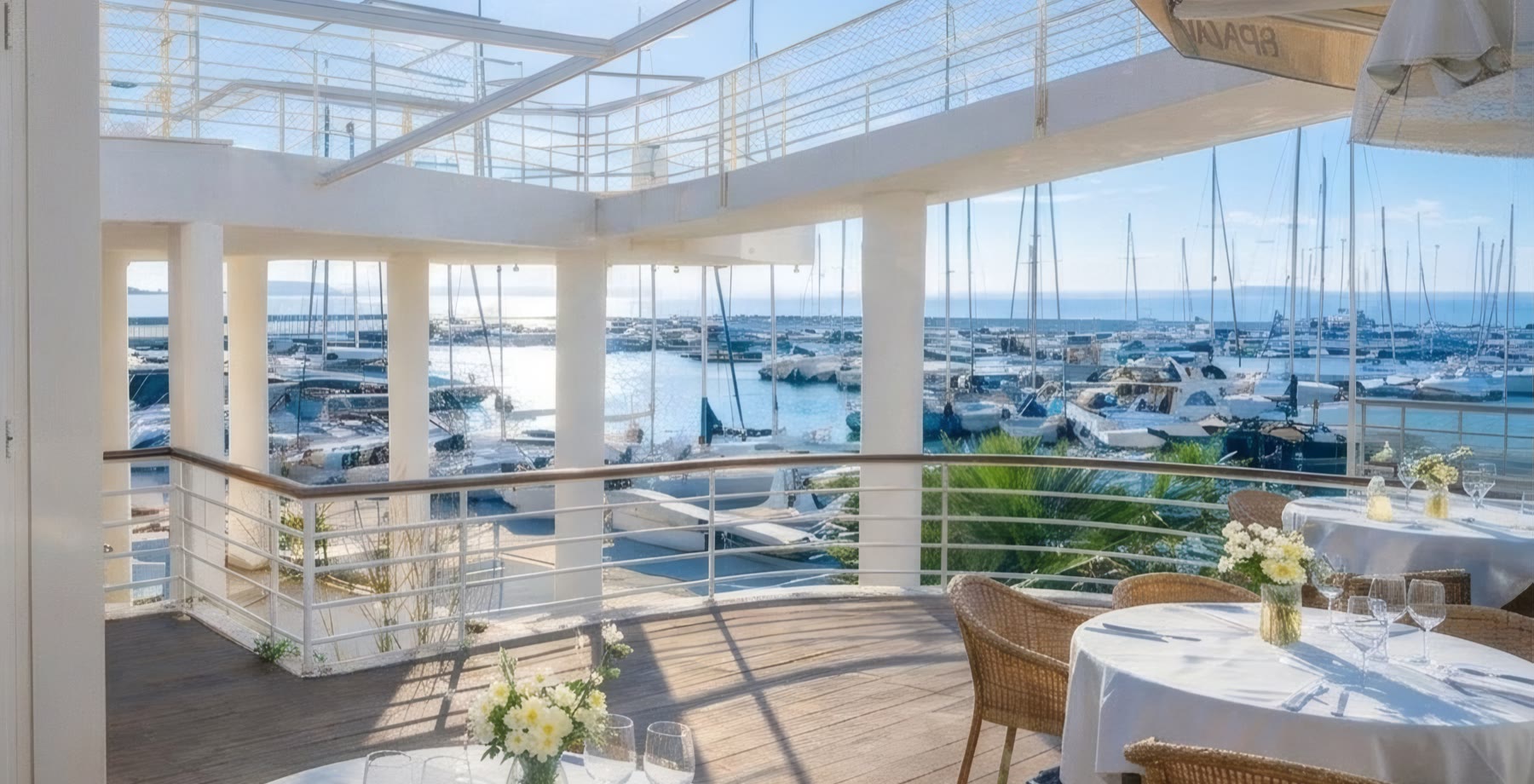 Terraza de Aura Balís con vistas a los veleros del Puerto Balís