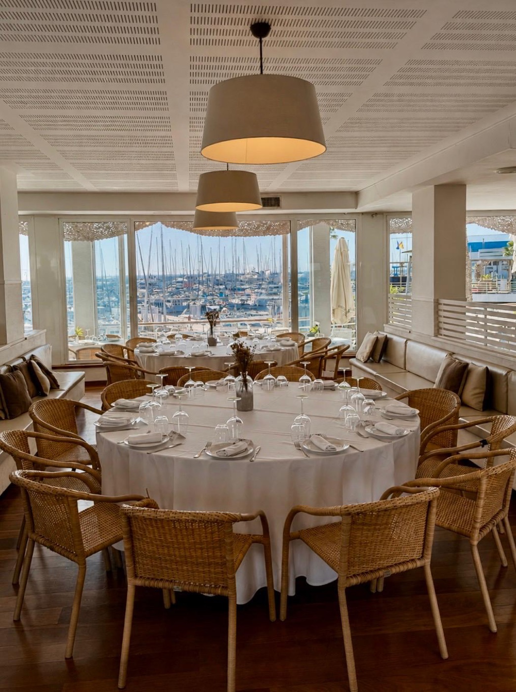 Comedor de Aura Balís montado para una celebración con vistas al puerto