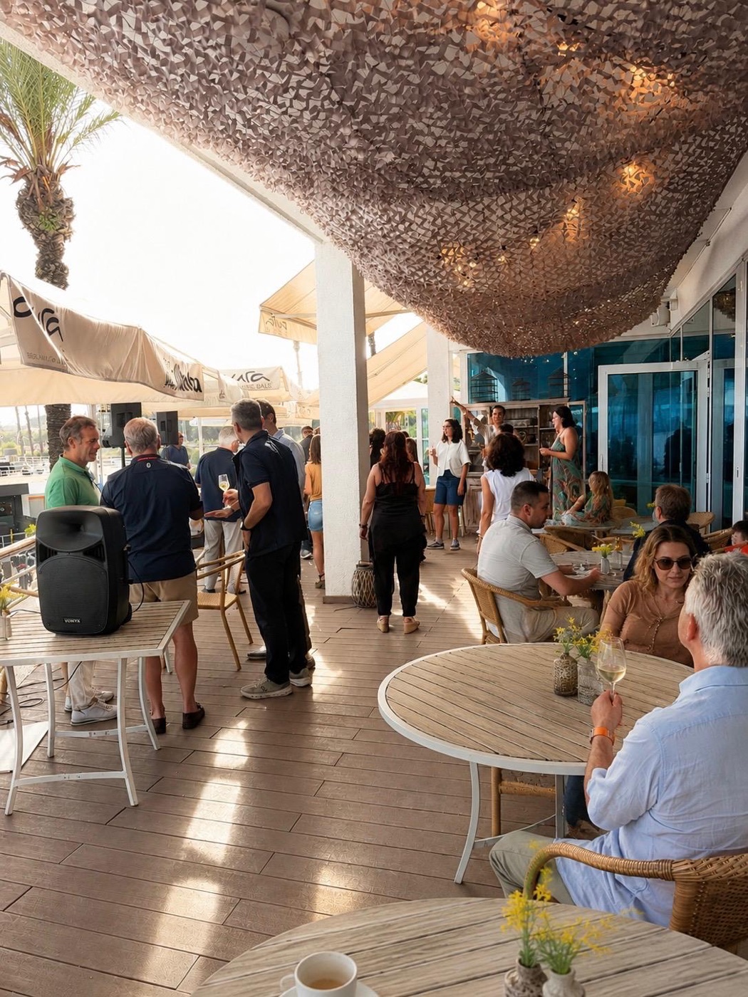 Ambiente en la terraza del Club Náutico